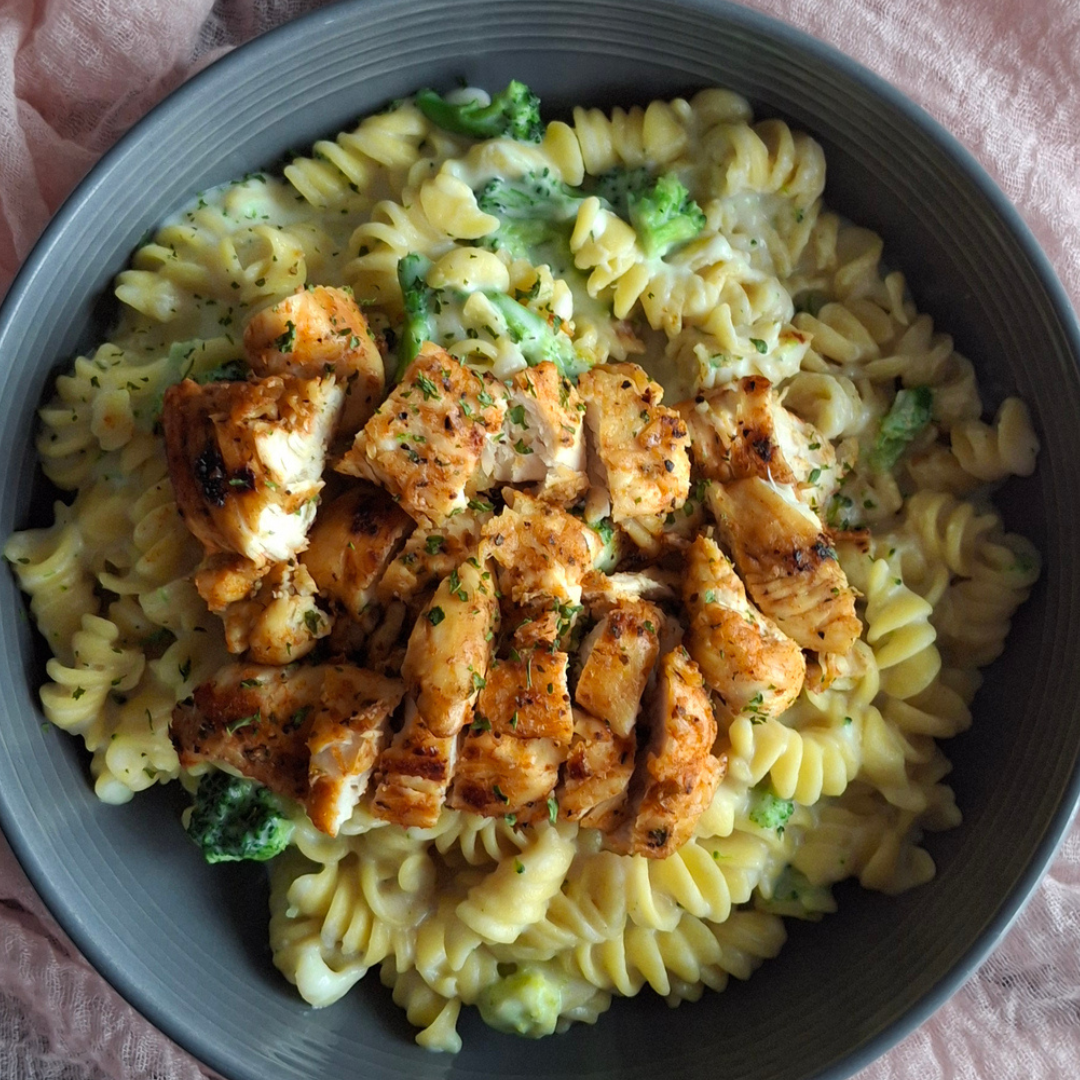 chicken & broccoli pasta (3 ingredient creamy sauce)